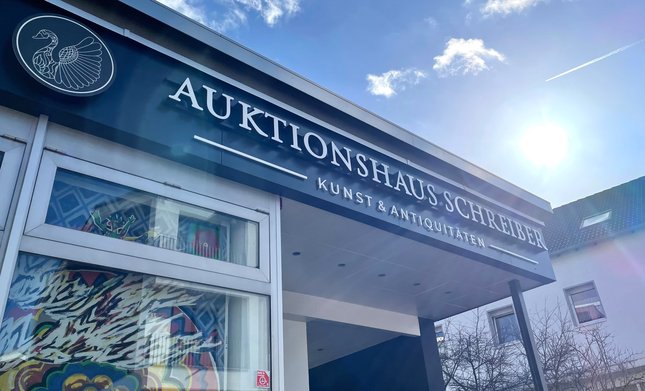 Moderner Fernseher zur Präsentation der Auktionslose im Auktionshaus Schreiber Saal